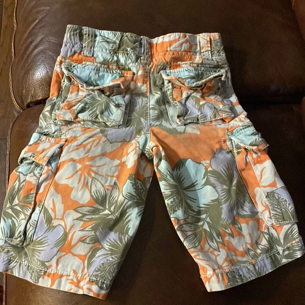 🌺 Mini Boden | Boys Hawaiian Print Cargo Shorts | Boys Size: 6Y